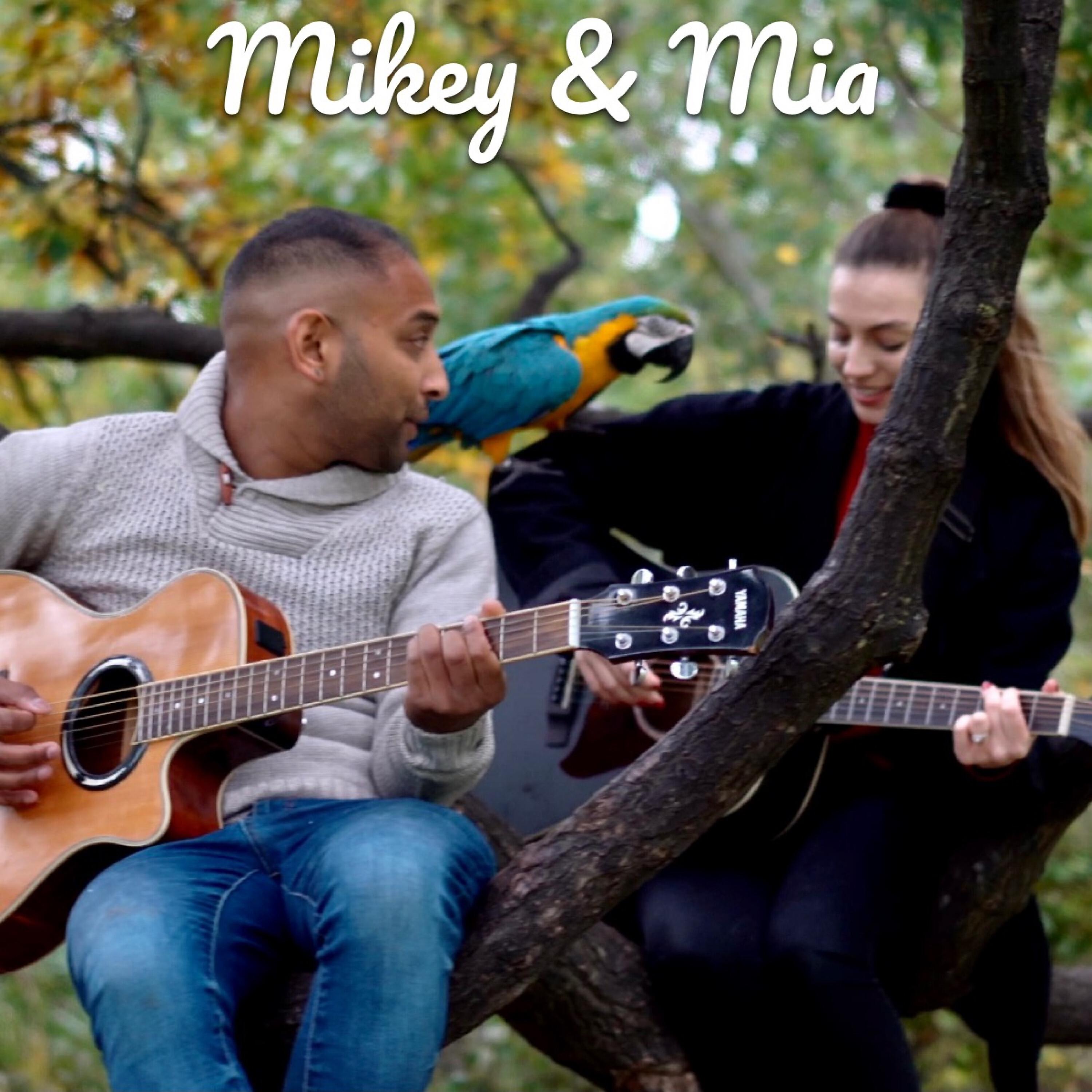 Mikey The Macaw - Mikey And Mia