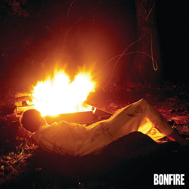 Слушать костер давно. Childish Gambino Bonfire. Bonfire Single. Bonfire игра ВР. Bonfire от Childish Gambino.