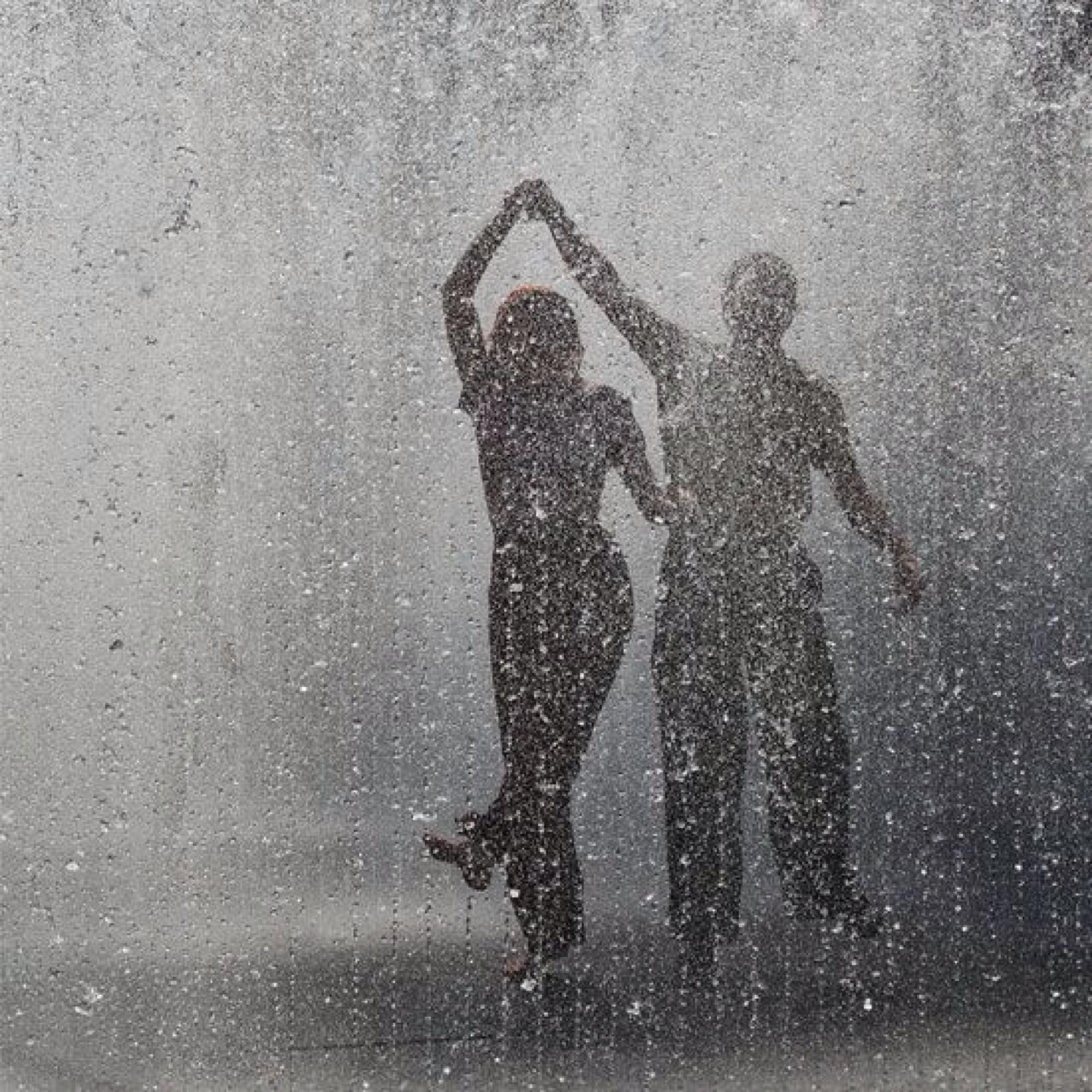 Сон стать дождем. Под дождем. Танцевать под дождем. Танцы под дождем. Пара под дождем.