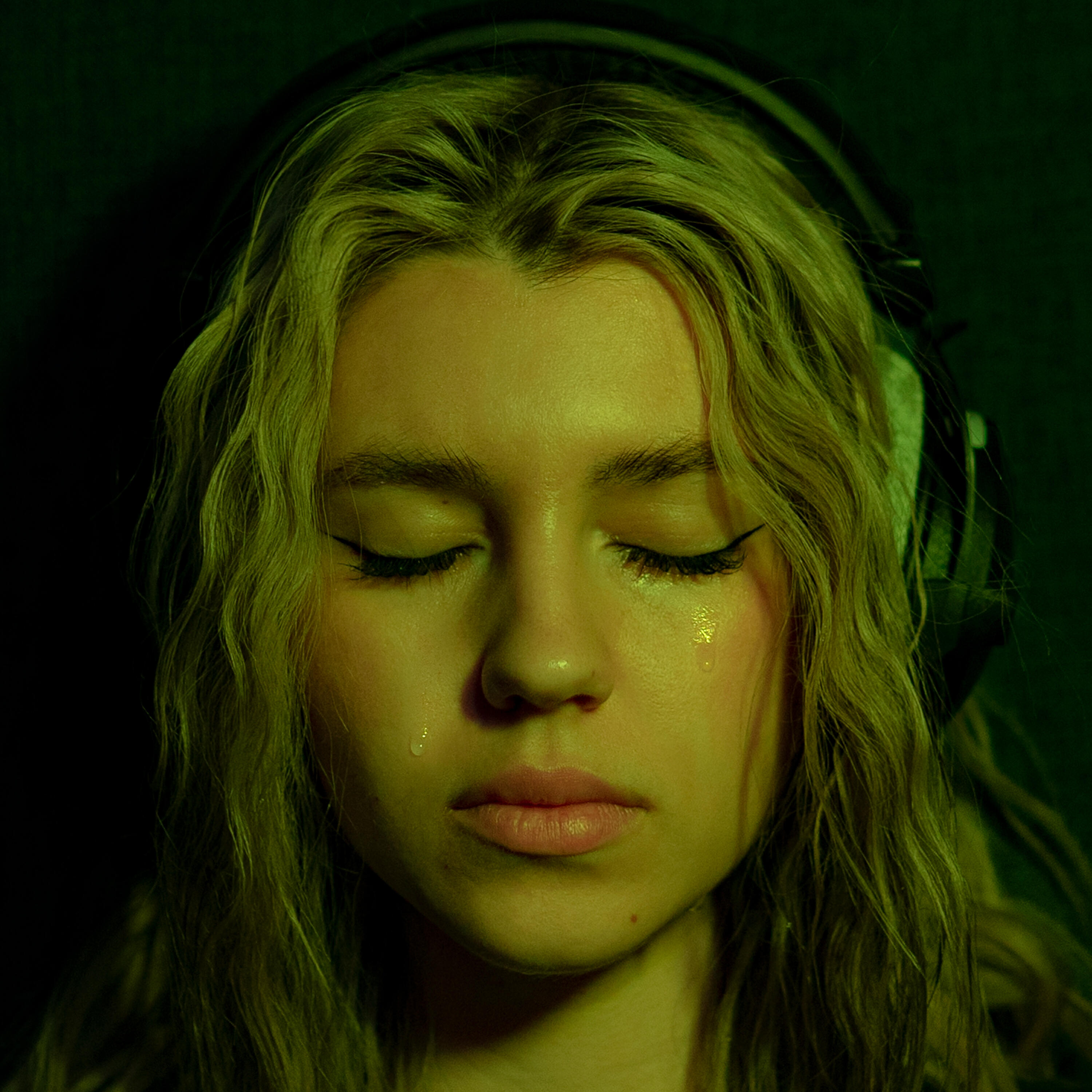 нежность женщина цветы. купидон мультяшный. песня я хочу любить амура. влюбленные на берегу моря. песня я хочу любить амура.