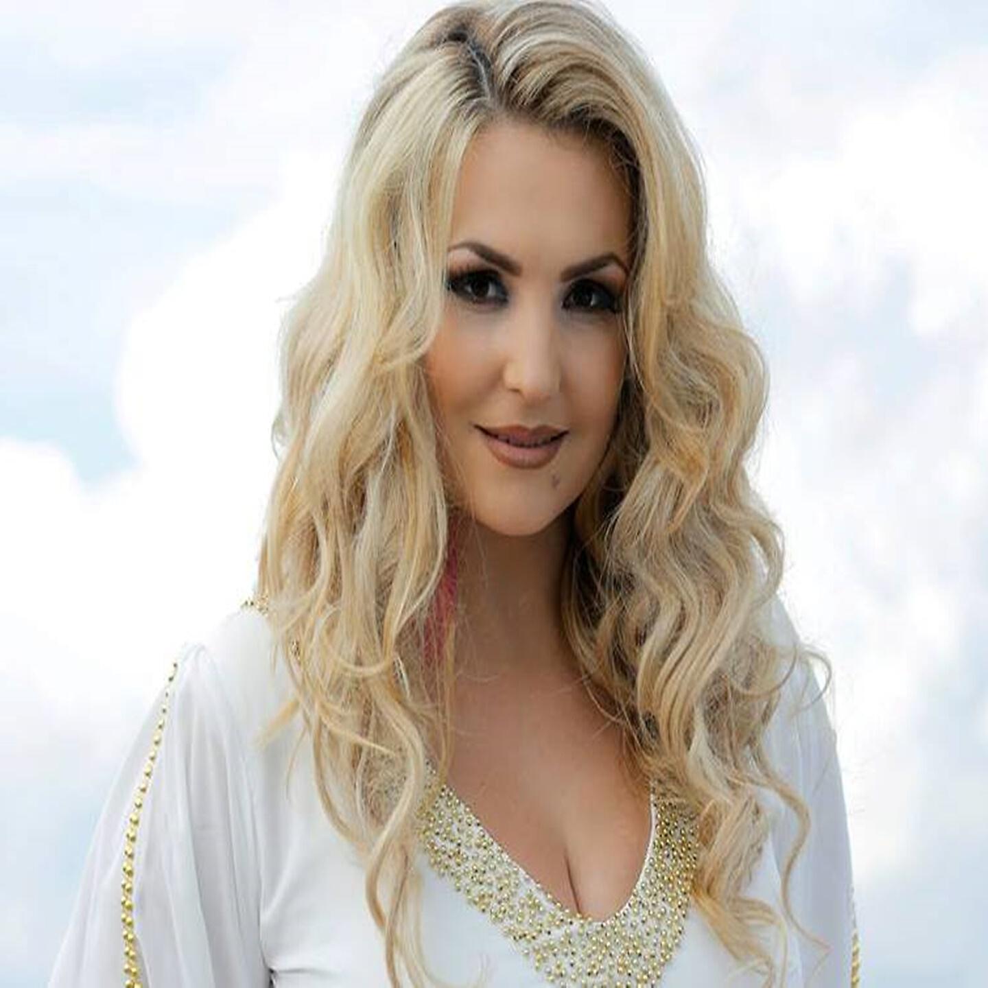 Aferdita Demaku - Një Unaz Me Gur Të Çmuar