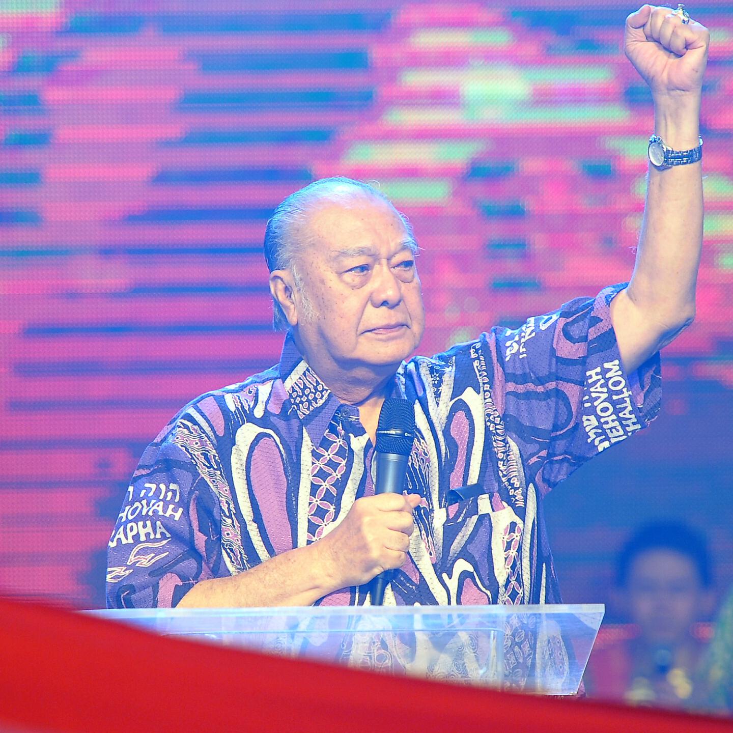 Ev. Yusak Tjipto - Mengejar Target Dengan Iman Atau Perbuatan