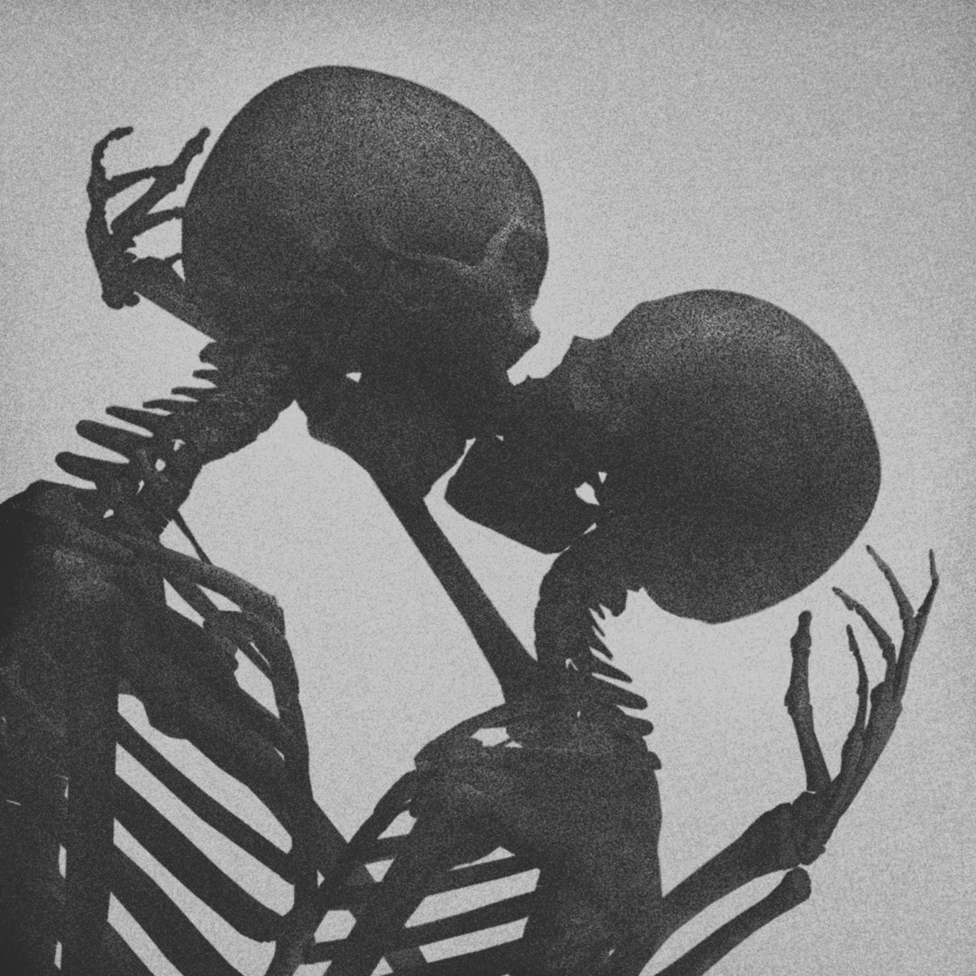 Скелеты пара. Скелет целует. Влюбленные скелеты.
